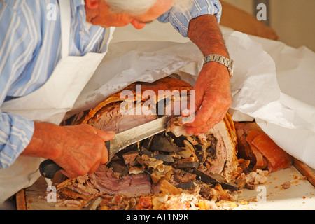 Slicing Porchetta, italienischer Schweinebraten, Italien Stockfoto