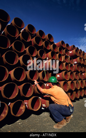 Arbeitnehmer, die Kontrolle [Erdgas] Rohre Stockfoto