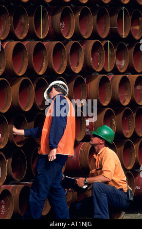 Arbeitnehmer, die Kontrolle [Erdgas] Rohre Stockfoto