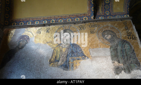 Das wasserbeschädigte Deesis-Mosaik aus dem 13th. Jahrhundert an einer Wand im Inneren der Ayia Sofia (Aghia Sophia), Istanbul, Türkei. Stockfoto
