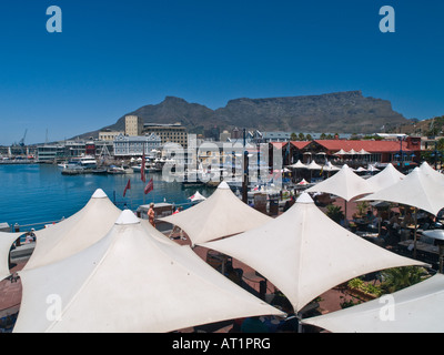 Waterfront Kapstadt Victoria und Alfred überragt vom Tafelberg Stockfoto