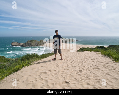 Touristen, die mit Blick auf Dünen und Blick auf The Robberg Nature Reserve Western Cape Provinz South Africa Plettenberg bay Stockfoto