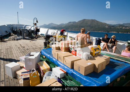 Menschen und zwischen den Inseln an Bord beförderten Jadrolinija Fähre Kroatien Stockfoto