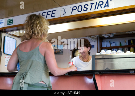 Cafe-Inseln an Bord Jadrolinija Fähre Reisen zwischen Kroatien mit Frau Stockfoto