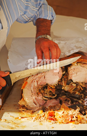 Slicing Porchetta, italienischer Schweinebraten, Italien Stockfoto