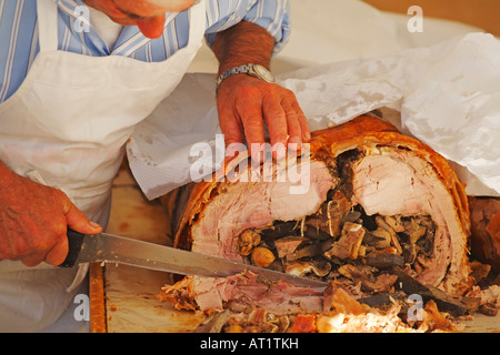 Slicing Porchetta, italienischer Schweinebraten, Italien Stockfoto