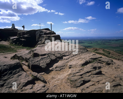 Ein Wanderer auf dem Gipfel des Nähe Richtfest in North Yorkshire Moors Nationalpark und Teil von Cleveland Way National Trail Stockfoto