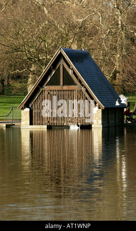 Eines der Hausboote auf dem Serpentine Lake Hyde Park London Stockfoto