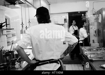 Aufnahme in Restaurantküche Sofiero in Helsingborg, Schweden. Leicht körnig. FÜR DEN REDAKTIONELLEN GEBRAUCH BESTIMMT. Stockfoto