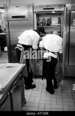 Aufnahme in Restaurantküche Sofiero in Helsingborg, Schweden. Leicht körnig. FÜR DEN REDAKTIONELLEN GEBRAUCH BESTIMMT. Stockfoto