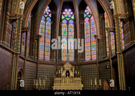 Der goldene Altar und die reich verzierte Steinmauer der Apsis der Notre Dame De La Chapelle in Brüssel. Stockfoto