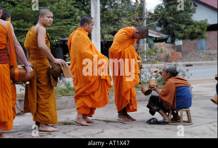 Mönche und Novizen auf Almosen Runde (Vientiane, Laos) Stockfoto