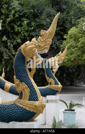 Drachen im Tempel Entrée (Laos) Stockfoto