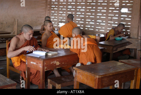 Novizen an der buddhistischen High School in Vientiane, Laos Stockfoto