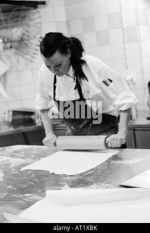 Aufnahme in Restaurantküche Sofiero in Helsingborg, Schweden. Leicht körnig. FÜR DEN REDAKTIONELLEN GEBRAUCH BESTIMMT. Stockfoto