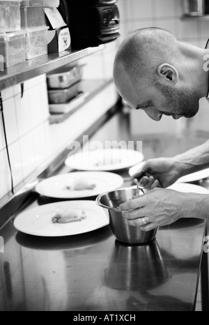 Aufnahme in Restaurantküche Sofiero in Helsingborg, Schweden. Leicht körnig. FÜR DEN REDAKTIONELLEN GEBRAUCH BESTIMMT. Stockfoto