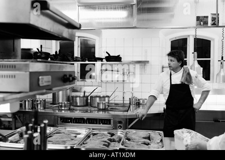 Aufnahme in Restaurantküche Sofiero in Helsingborg, Schweden. Leicht körnig. FÜR DEN REDAKTIONELLEN GEBRAUCH BESTIMMT. Stockfoto