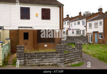 Leeres Haus mit Brettern vernagelt mit Metall Fensterläden über Windows typische Gehäuse auf Gurnos Estate Merthyr Tydfil Wales UK Stockfoto