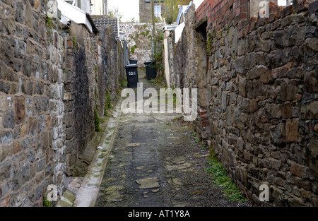 Hintere Gasse mit Steinmauern zwischen viktorianischen Reihenhäusern in Merthyr Tydfil South Wales UK Stockfoto