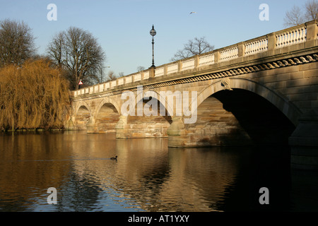 Die Brücke über die Serpentine Lake Hyde Park London Stockfoto