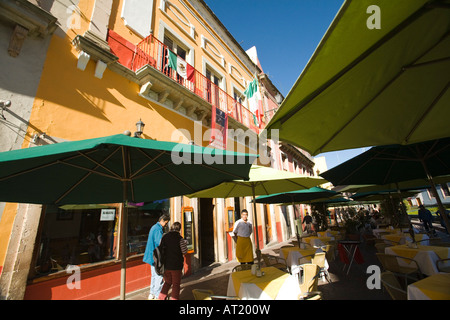 Mexiko Guanajuato Restauranttische in Plaza De La Paz jungen männlichen Kellner Menschen auf Bürgersteig Stockfoto