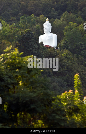 Große Buddha-Statue im Dschungel in der Nähe von Chiang Rai Nord Thailand Stockfoto