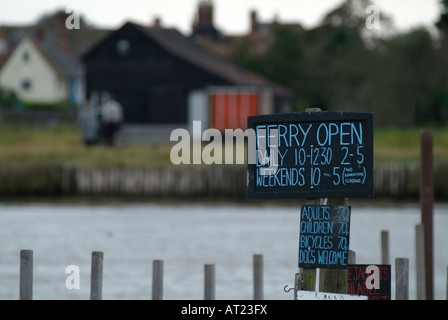 Fähre-Zeichen für die Fähre über den Fluß Blyth zwischen Walberswick und Southwold Suffolk East Anglia UK Europe Stockfoto