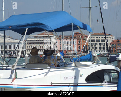 älteres Ehepaar sitzt auf Yacht in Venedig Italien Stockfoto
