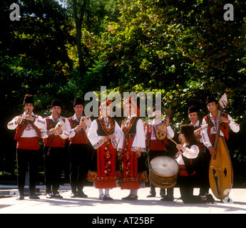 BULGARISCHE MUSIKTRUPPE IM FREIEN unterwegs bulgarische Roma-Musiker und -Tänzer in traditioneller Volkstracht mit typischen Musikinstrumenten Stockfoto