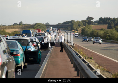 Ruhenden Verkehr verzögert durch einen Unfall auf der Autobahn M40. Stockfoto