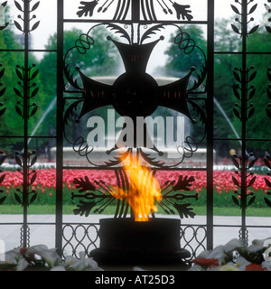 WARSCHAU Ewige Flamme brennt im Grab des unbekannten Soldaten in Warschau Polen mit Gärten und Brunnen dahinter. Stockfoto