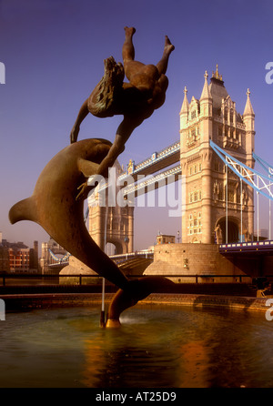 Mädchen und Dolphin Tower Bridge London UK Stockfoto