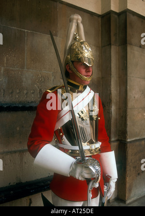 Truppe der Royal Household Cavalry mit Schwert auf Wache stehend Whitehall London UK Traditional London Guards Tourism Stockfoto