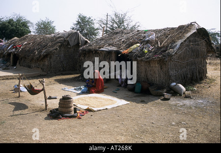 Schlangenbeschwörer Frau mit dem Korb der Schlange gehalten für Aalen in der Sonne, Madhya Pradesh, Indien Stockfoto