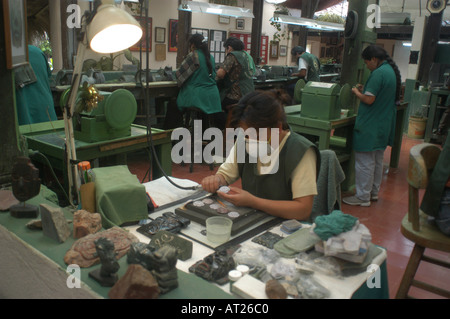 Frau arbeitet in einer Stadt, Jade-Fabrik Antigua Guatemala Stockfoto