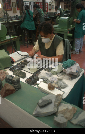 Frau arbeitet in einer Stadt, Jade-Fabrik Antigua Guatemala Stockfoto