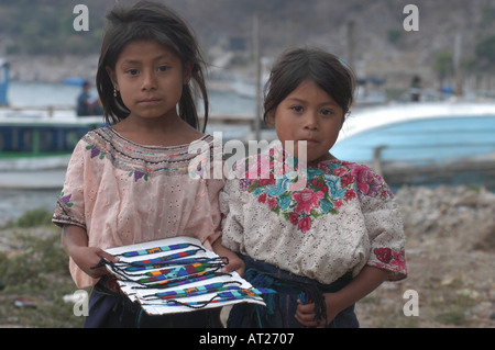 Mädchen, Verkauf von Kunsthandwerk Atitlan See Region Guatemala Stockfoto