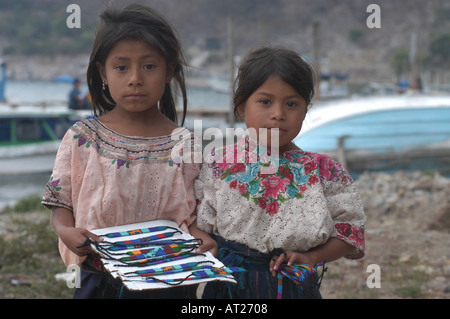 Mädchen, Verkauf von Kunsthandwerk Atitlan See Region Guatemala Stockfoto