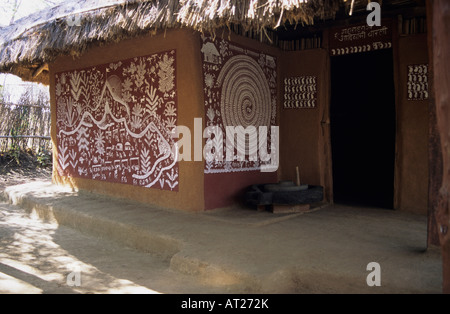 Warli Gemälde an der Wand des Warli Haus Thane, Maharashtra, Indien. Stockfoto