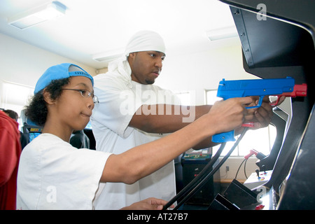 Express-Jugendleiter und Mitglied Alter 19 und 11 Point Blank Video Ballerspiel. St Paul Minnesota MN USA Stockfoto