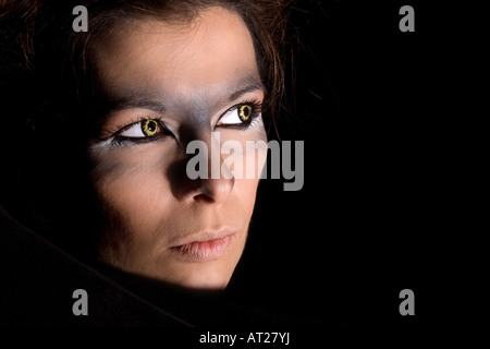 Schöne Frau mit Wolf Augen Blick aus der dak Stockfoto