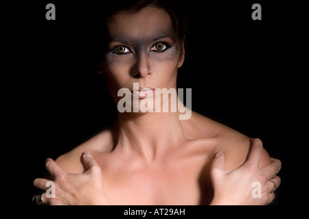 Schöne Frau mit beängstigend Augen auf schwarzem Hintergrund Stockfoto