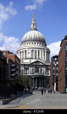 St. Pauls Cathedral angesehen von der Millennium Bridge London England Stockfoto