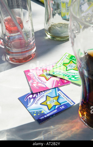 Französische Lotterie Rubbellose auf einem weißen Tisch mit Longdrink-Gläser-Sommer 2006 Stockfoto