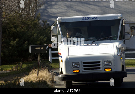 US Postal Arbeiter Zustellung auf der Landstraße, CT, USA Stockfoto
