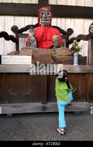 Eine alte rissige Holzstatue am Todai-Ji-Tempel in Nara Japan 2004 Stockfoto