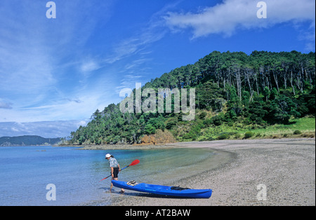 Paddler auf Roberton Insel schleppt Kajak in der Bay of Islands Stockfoto