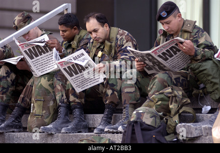 US-Soldaten lesen Schlagzeile des Krieges drei Tage nach 9 11 am GROUND ZERO Stockfoto