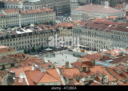 Dächer der Baixa und Praça da Figueira Lissabon vom Castelo de Sao Jorge Stockfoto