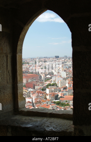 Blick auf die Dächer von Lissabon gerahmt durch Fenster am Castelo de Sao Jorge Stockfoto